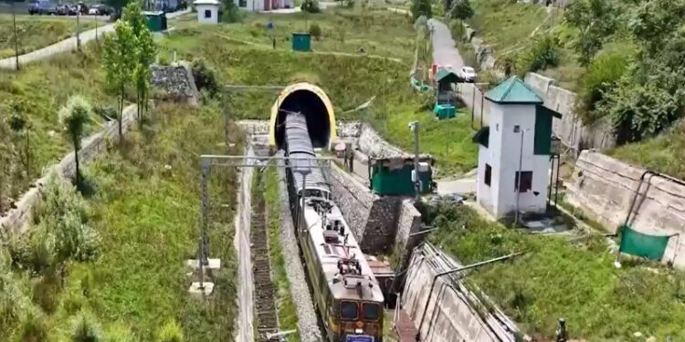 कश्मीर-में-पहली-बार-रेल-मालगाड़ी