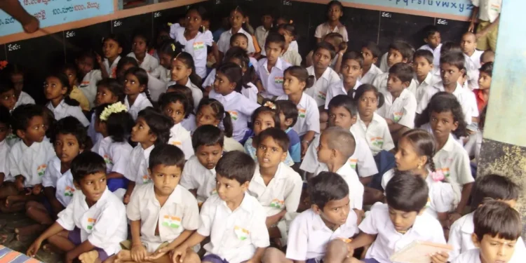 भारत में 8,000 स्कूलों में शून्य नामांकन-Bharati Fast News