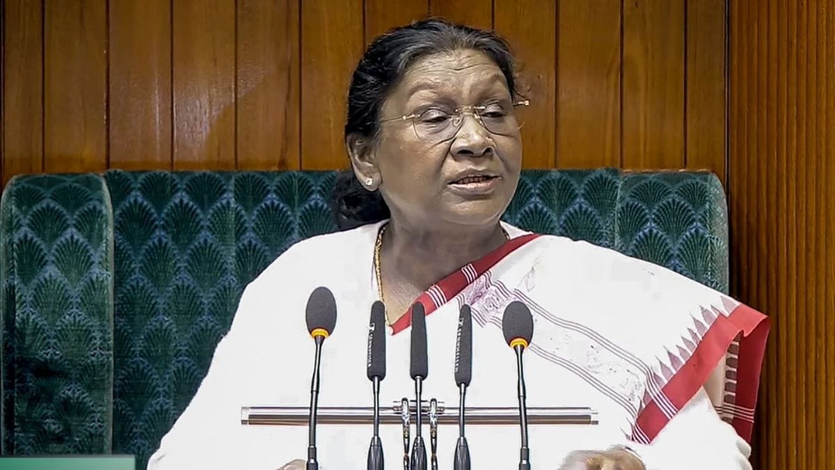 राष्ट्रपति द्रौपदी मुर्मू संसद के संयुक्त सत्र को संबोधित करती हुई