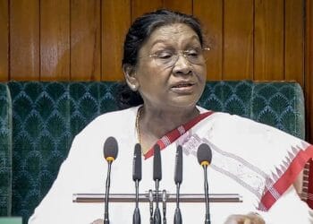 राष्ट्रपति द्रौपदी मुर्मू संसद के संयुक्त सत्र को संबोधित करती हुई