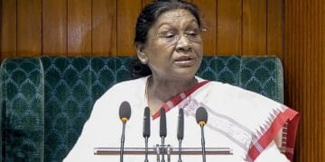 राष्ट्रपति द्रौपदी मुर्मू संसद के संयुक्त सत्र को संबोधित करती हुई