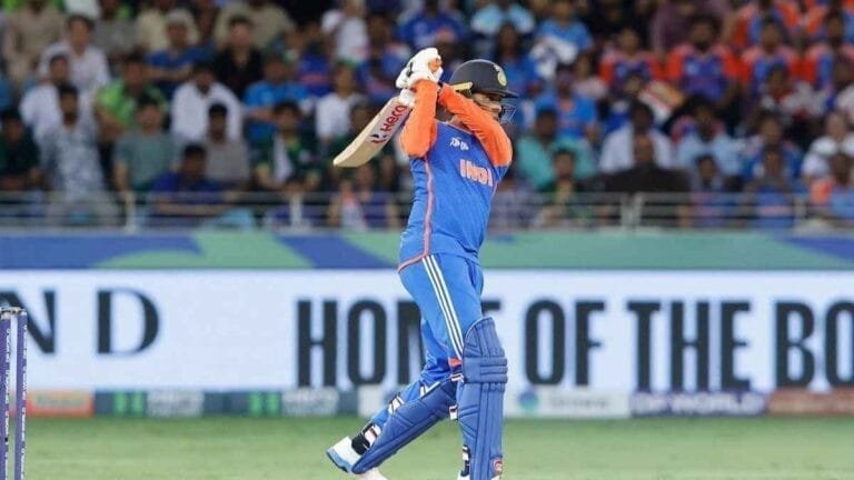 IND vs PAK: भारत को शुरुआती झटका, बिना खाता खोले आउट हुए अभिषेक शर्मा
